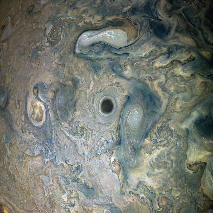 Черный ураган на Юпитере