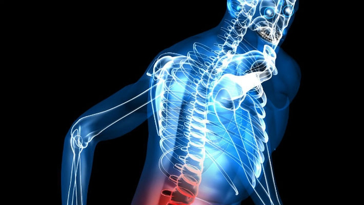 Un paciente parapléjico puede volver a caminar gracias a un electrodo implantado en su columna vertebral