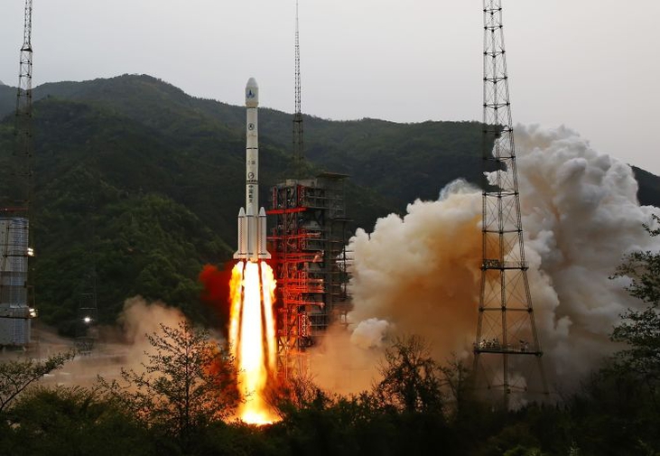 China lanza un explorador al lado oscuro de la luna en una misión histórica