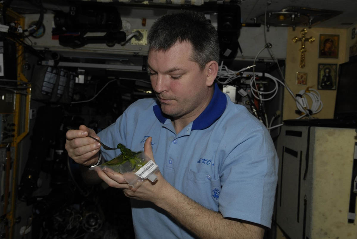 here-s-a-look-at-what-astronauts-eat-in-space