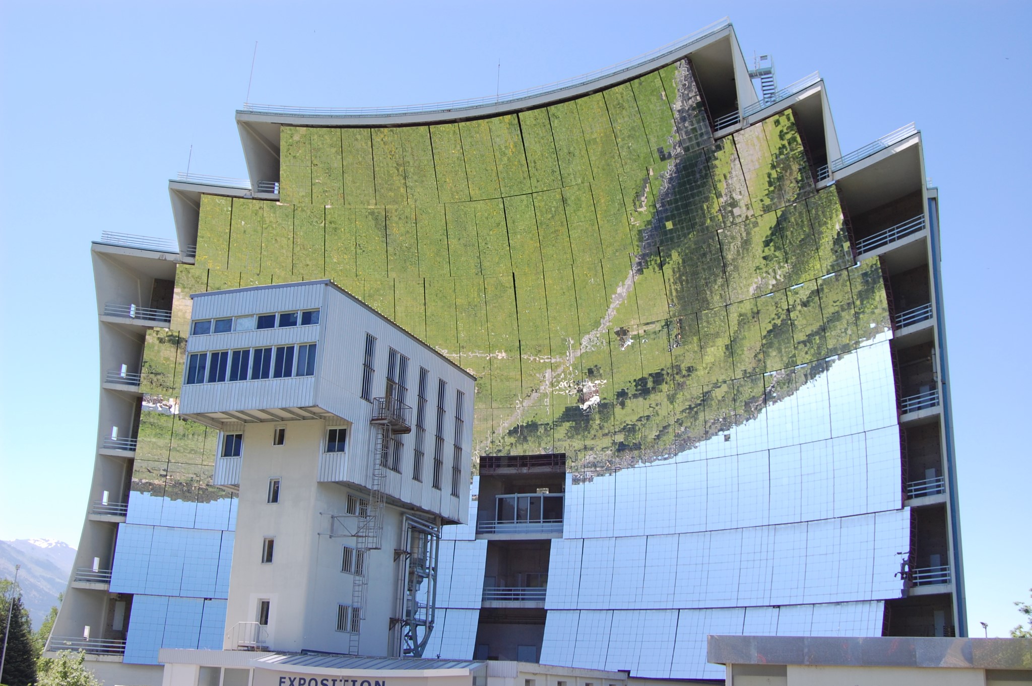 Одейлийская солнечная печь и лаборатория PROMES-CNRS. Фото: Rabatakeu / Wikimedia Commons
